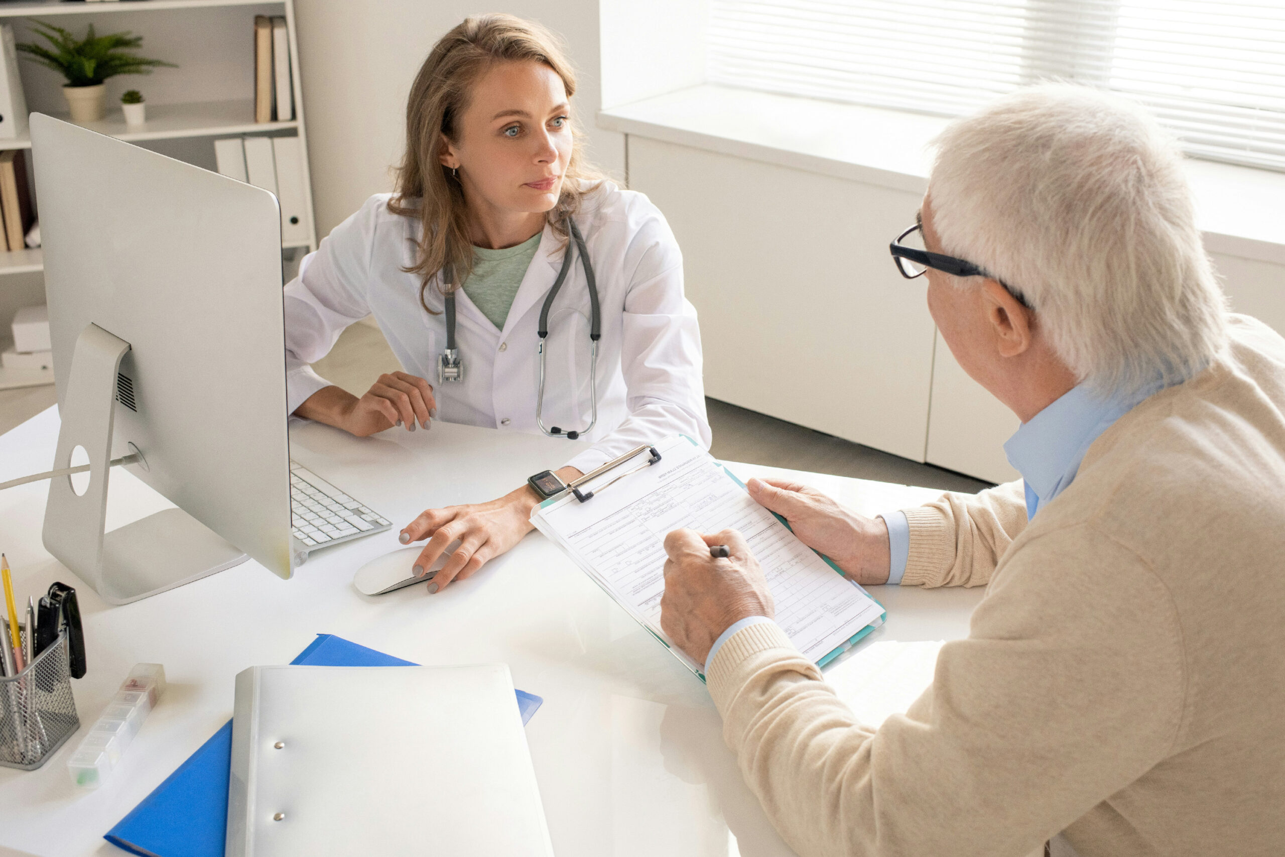 Renal dietitian meeting one-on-one with a chronic kidney disease patient to discuss personalized nutrition and treatment goals.
